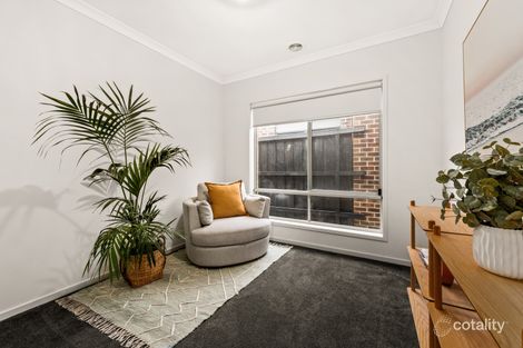 Property photo of 33 Fairweather Parade Officer VIC 3809
