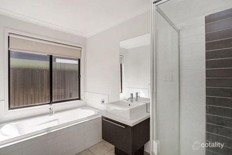 Property photo of 9 Woburn Crescent Manor Lakes VIC 3024