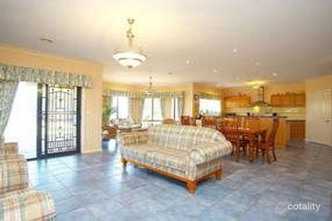 Property photo of 32 Paringa Way Burnside VIC 3023