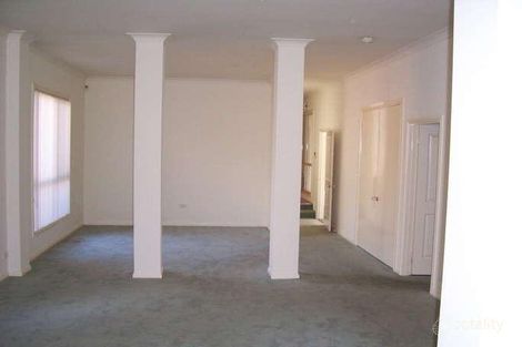 Property photo of 5 Knight Crescent Roxburgh Park VIC 3064