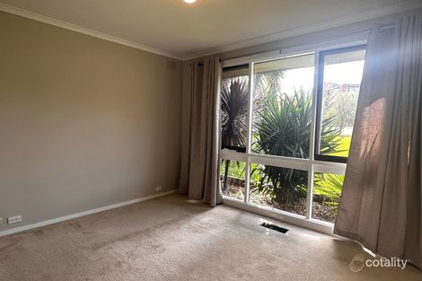 Property photo of 27 Oxley Way Endeavour Hills VIC 3802