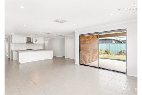 Property photo of 31 Tantoon Circuit Forest Hill NSW 2651