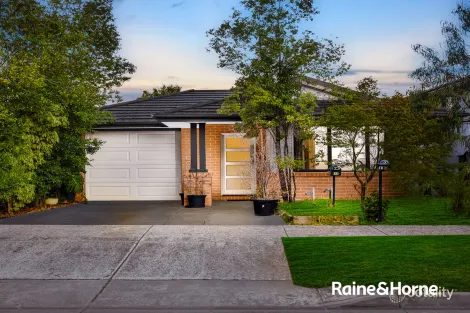 13 Heathland Cct, Cranbourne East, VIC 3977