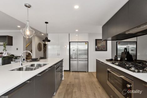 Property photo of 28 Cedarleaf Entrance Treeby WA 6164