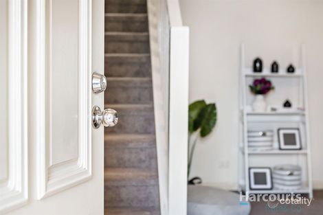 Property photo of 8A Benz Close Mill Park VIC 3082