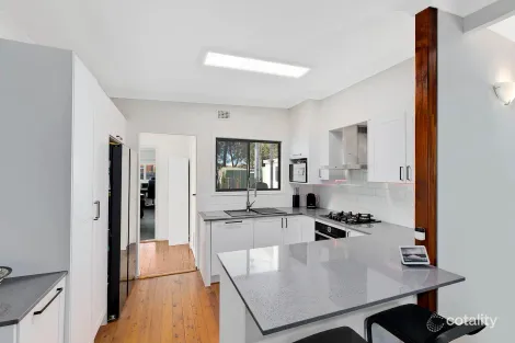 Property photo of 4 Hume Boulevard Killarney Vale NSW 2261