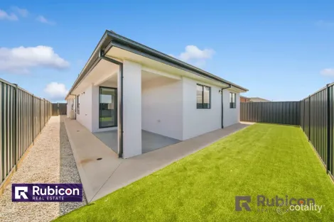 Property photo of 21 Buckingham Boulevard Strathtulloh VIC 3338