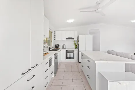 Property photo of 128 Shute Harbour Road Cannonvale QLD 4802