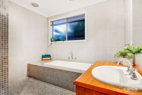 Property photo of 2 Nullarbor Place Caroline Springs VIC 3023