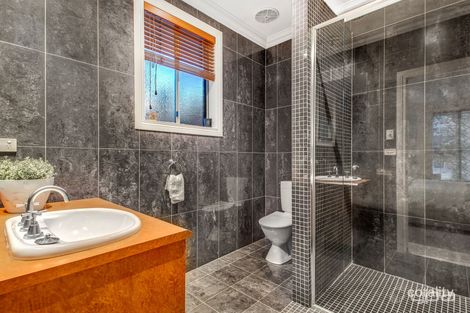 Property photo of 2 Nullarbor Place Caroline Springs VIC 3023