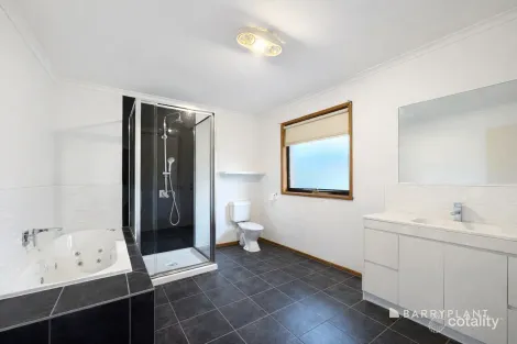 Property photo of 6 Christopher Close Pakenham VIC 3810