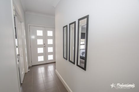 Property photo of 33 Chanticleer Avenue Harkness VIC 3337