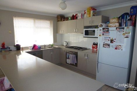 Property photo of 17 Lakeaire Circuit Cameron Park NSW 2285