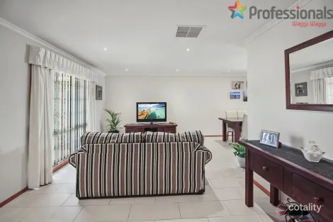 Property photo of 21 Roberts Way Kooringal NSW 2650