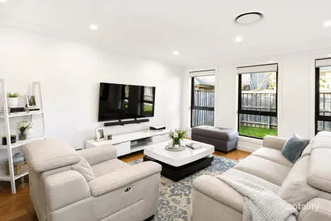 15 Kingsdale Ave, Catherine Field, NSW 2557