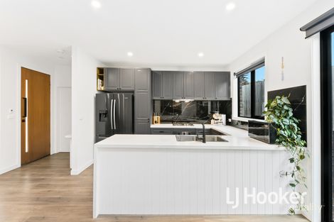 Property photo of 2/117 Oaktree Drive Hampton Park VIC 3976