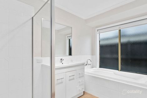 Property photo of 2 Petrel Place Berwick VIC 3806