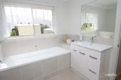 Property photo of 37 Parkes Drive Tenterfield NSW 2372