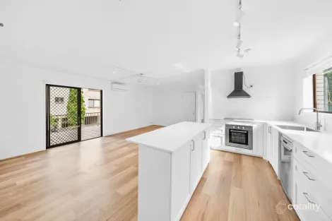 3/8 Baker Ave, Labrador, QLD 4215