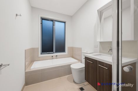 Property photo of 2/639 Mountain Highway Bayswater VIC 3153