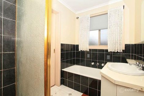 Property photo of 1 Varga Close Mill Park VIC 3082
