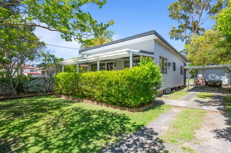 Property photo of 4 Bundilla Parade Berkeley Vale NSW 2261