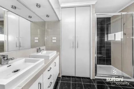 Property photo of 13 Amalfi Drive Endeavour Hills VIC 3802