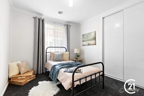 Property photo of 10 Chestnut Chase Pakenham VIC 3810