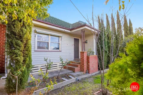 17 Royal Ave, Kennington, VIC 3550