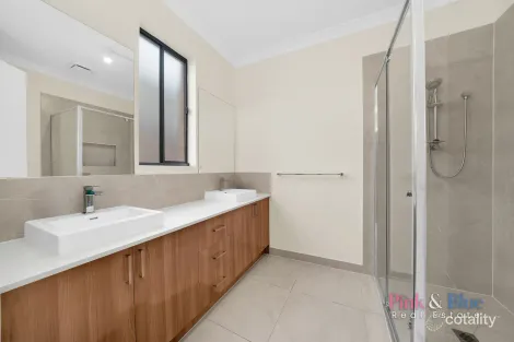 Property photo of 31 Dandelion Crescent Rockbank VIC 3335