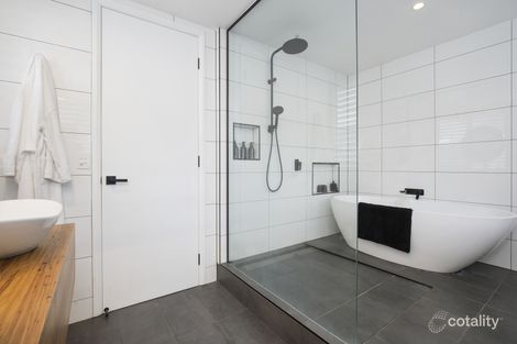 Property photo of 31 Merrimac Boulevard Broadbeach Waters QLD 4218