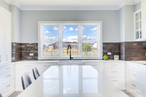 Property photo of 37 Rodeo Drive Hillvue NSW 2340