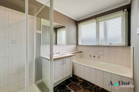 Property photo of 5 Vincent Court Cranbourne North VIC 3977