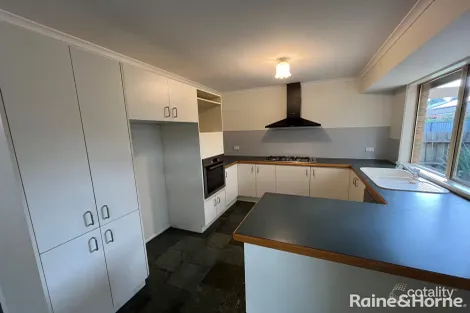 Property photo of 9 Penlow Court Hillside VIC 3037