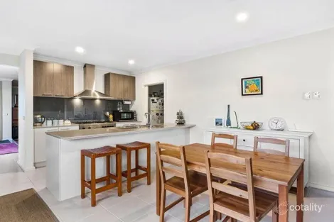 Property photo of 10 Benedore Way Cranbourne North VIC 3977