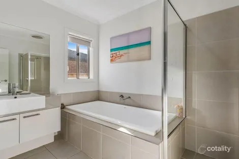 Property photo of 10 Benedore Way Cranbourne North VIC 3977