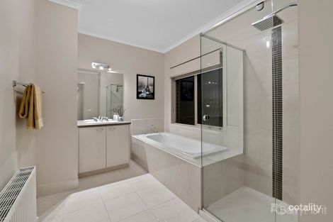 Property photo of 4 Cormorant Parade Pakenham VIC 3810