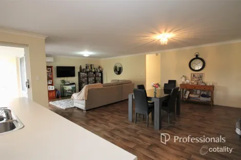 Property photo of 28 Apsley Circle Millbridge WA 6232