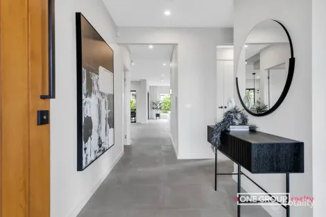 Property photo of 33 Rosehill Boulevard Mickleham VIC 3064