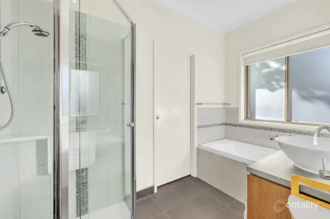 Property photo of 17 Sarton Link Pakenham VIC 3810