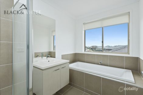 Property photo of 30 Miniata Way Manor Lakes VIC 3024
