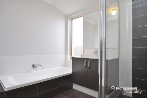 Property photo of 28 Vitrinella Avenue Jindalee WA 6036