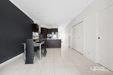 Property photo of 2/1 Dargi Green Caroline Springs VIC 3023
