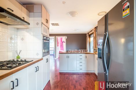 Property photo of 17 Heatherdew Close Endeavour Hills VIC 3802