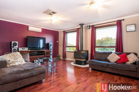 Property photo of 17 Heatherdew Close Endeavour Hills VIC 3802