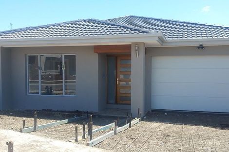 Property photo of 8 Zealous Way Craigieburn VIC 3064