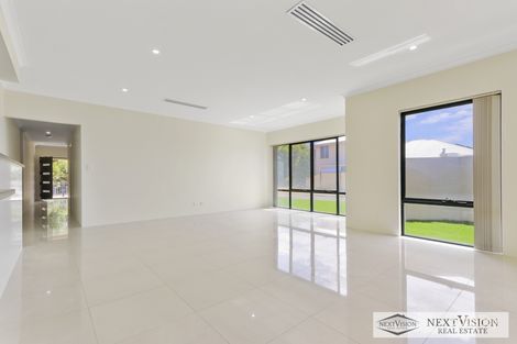 Property photo of 11 Oak Ridge Meander Success WA 6164