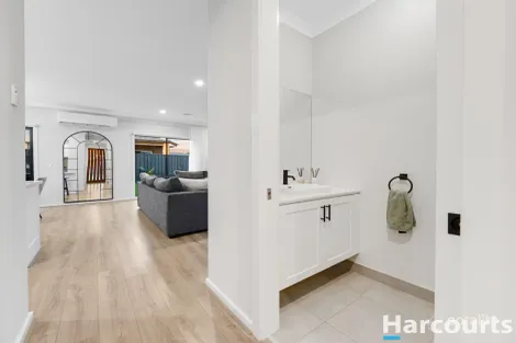 Property photo of 33 Pembrokeshire Loop Clyde VIC 3978