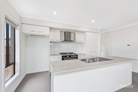 Property photo of 28 Golders Crescent Wyndham Vale VIC 3024