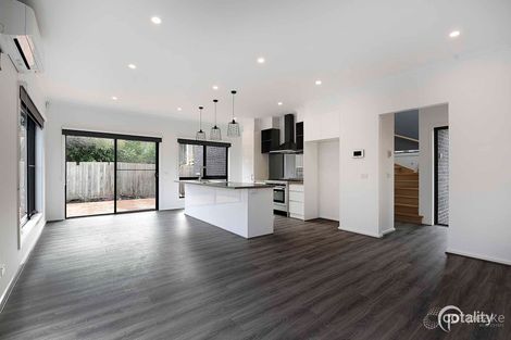 Property photo of 2/17 Harkaway Road Berwick VIC 3806
